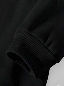 SHEIN 这款男童感恩节时尚休闲趣味火鸡图案渐变字母印花圆领毛绒卫衣，适合秋冬季家庭聚会穿着，也适合感恩节亲子装（3件套单独出售），以及圣诞节穿着。 - 黑色 - 查看 4
