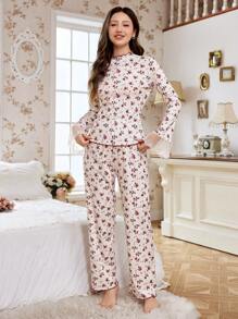 Conjunto de pijama de mujer con cuello alto, ajuste slim, mangas acampanadas, ribete de volantes y estampado floral disperso en contraste de colores