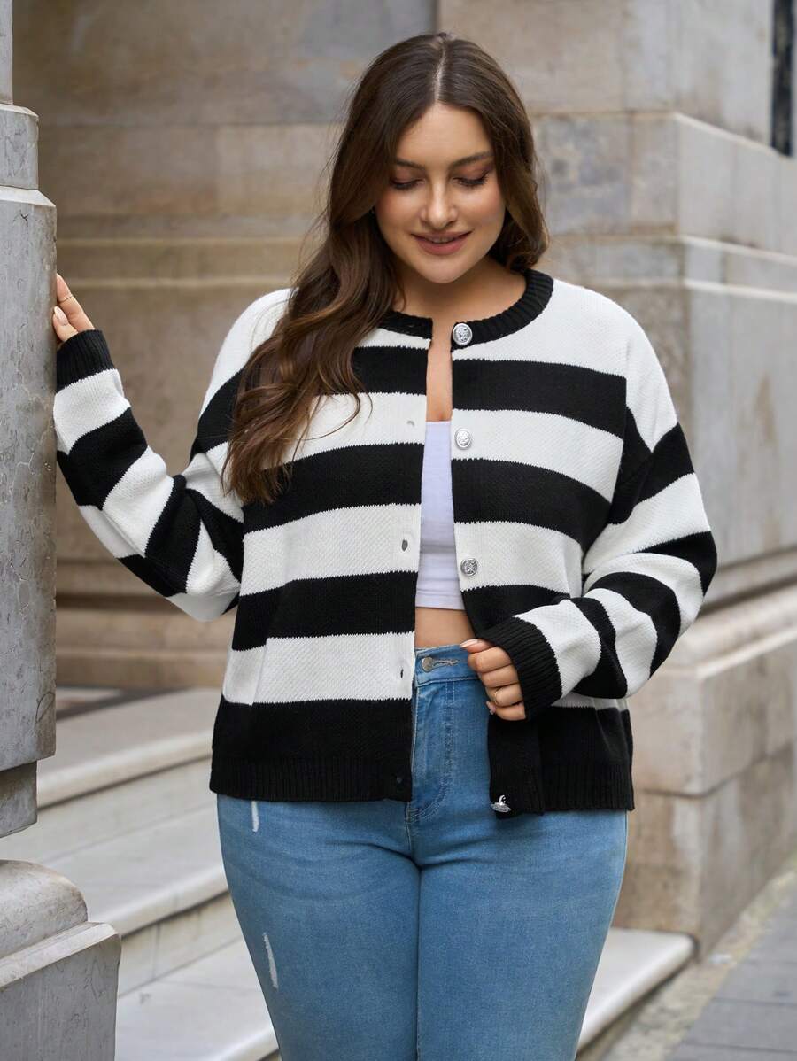 RueChic Cardigan à boutons avec motif rayé grande taille - Noir et Blanc - Voir 1