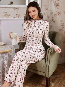 Conjunto de pijama de mujer con cuello alto, ajuste slim, mangas acampanadas, ribete de volantes y estampado floral disperso en contraste de colores