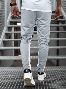 Manfinity Homme Quần nỉ nam in chữ có dây rút ở eo màu tương phản thường ngày - Màu Xám nhạt - Xem 2