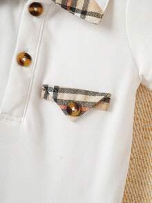 SHEIN Bộ đồ liền thân tay ngắn cổ polo in họa tiết kẻ caro thường ngày cho bé trai - trắng - Xem 4