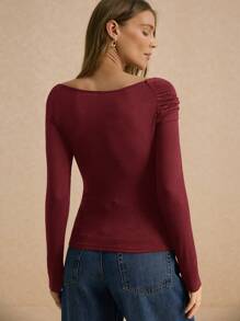 Poéselle Áo thun dài tay dáng ôm cổ bất đối xứng màu trơn đơn giản cho nữ - Màu Đỏ Sâu - Xem 4