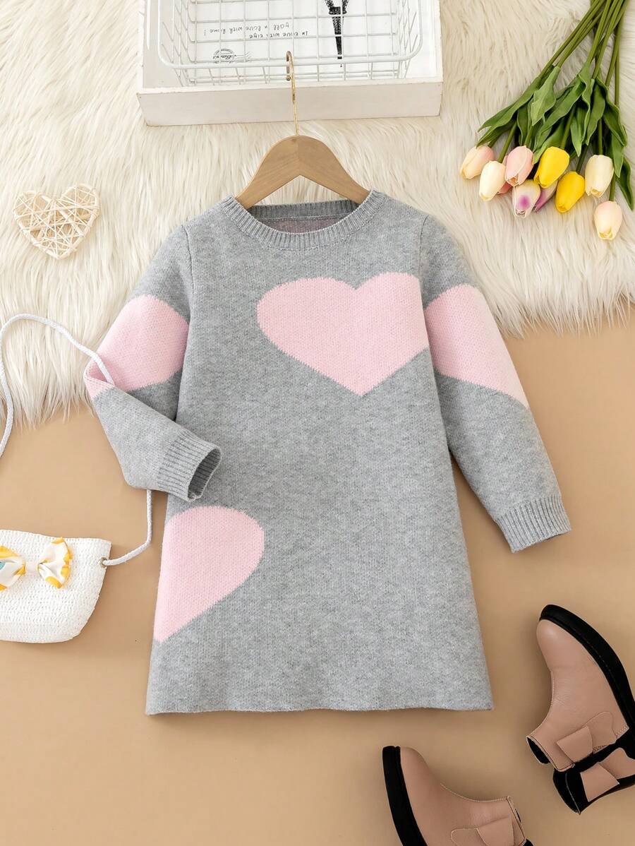 女孩灰色对比粉色心形针织毛衣裙，采用优质针织纱制成，柔软舒适，不会刺激娇嫩的皮肤，简约而时尚的 A 字形轮廓设计，彰显孩子的独特魅力，适合幼儿园、小学、家庭聚会、万圣节、新年、感恩节、圣诞节、复活节、国庆节、派对、除夕