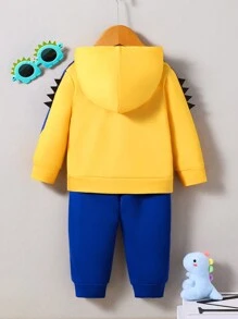 SHEIN 男婴可爱休闲撞色恐龙印花缀饰连帽衫和运动裤两件套服装，适合秋冬季