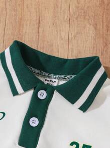 SHEIN Der Polokragen des Baby Jungen ist mit einem kontrastierenden Anzug mit Landmarkenmustern kombiniert, der und Komfort vereint und speziell für spielfreudige Babys entworfen wurde. Das Polokragen-Design verleiht dem Baby einen eleganten Gesamteindruck, während das Landmarkenmuster Spaß und Bildungselemente hinzufügt. Das Farbblockdesign macht den Anzug lebendiger und interessanter und macht ihn zur idealen Wahl für den täglichen Babystyle.
