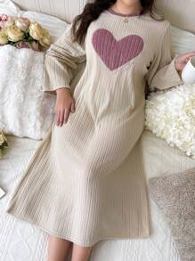 大码女式纹理爱心刺绣圆领长袖睡裙，秋冬季，舒适保暖，宽松睡衣