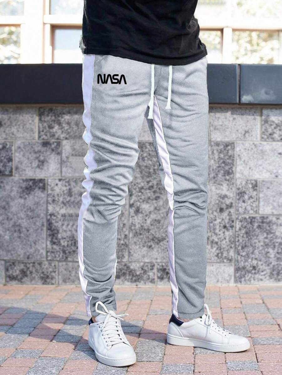 Manfinity Homme Quần nỉ nam in chữ có dây rút ở eo màu tương phản thường ngày - Màu Xám nhạt - Xem 1