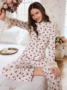 Conjunto de pijama de mujer con cuello alto, ajuste slim, mangas acampanadas, ribete de volantes y estampado floral disperso en contraste de colores