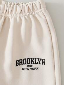 SHEIN 年轻男孩 2 件套休闲百搭运动学院标志连帽衫和裤子套装，适合秋冬季户外/街头/返校的衣服