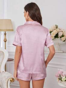 Moireta Conjunto de pijama feminino casual com blusa de manga curta e shorts, gola lapela e fechamento frontal com botões. Roupa aconchegante e elegante, ideal para outono e inverno.