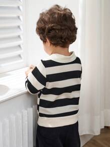 SHEIN Playful Pals 男宝宝POLO领黑白宽条纹上衣，经典时尚的条纹设计和舒适的面料给宝宝提供了极佳的穿着体验，POLO领的设计增添了一丝优雅感，也非常适合日常穿着。