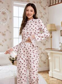 Conjunto de pijama de mujer con cuello alto, ajuste slim, mangas acampanadas, ribete de volantes y estampado floral disperso en contraste de colores
