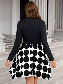 SHEIN LUNE Vestido de manga larga con lunares en blanco y negro, empalme de contraste y talla grande para mujer. Vestido negro otoñal de talla grande para funeral con cuello alto, bajo asimétrico, cintura con lazo y efecto estilizante - Blanco y Negro - Ver 2