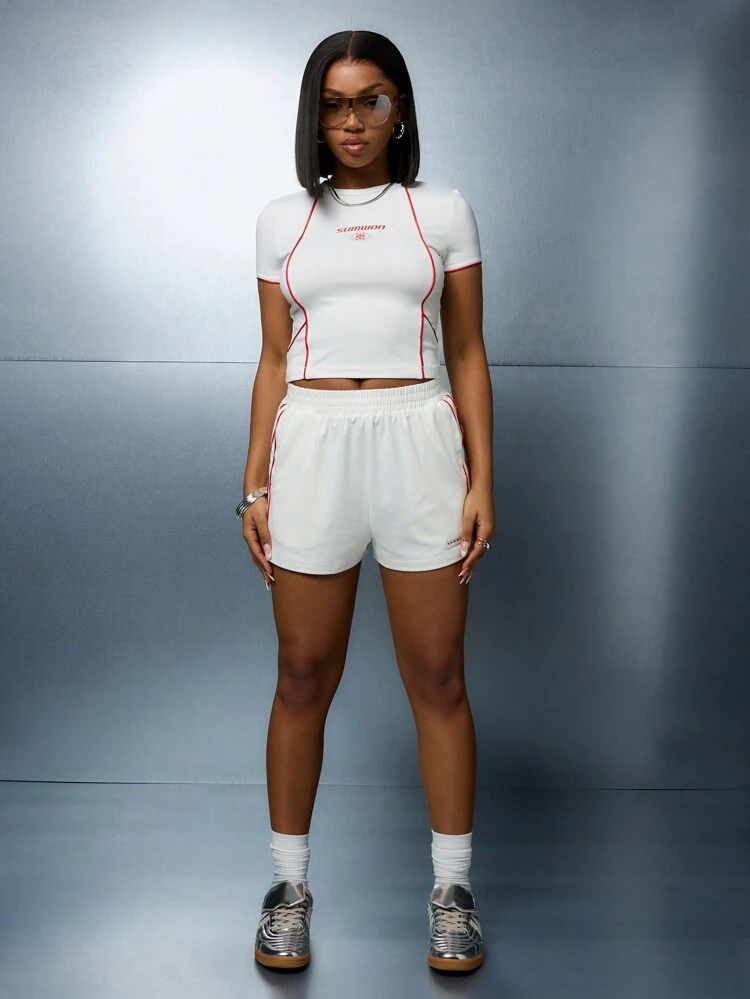 SUMWON WOMEN Conjunto de dos piezas con camiseta corta de manga corta y cuello redondo, talla grande shorts a rayas laterales