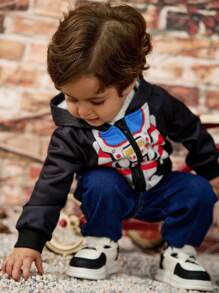 SHEIN The Baby Boy's Astronaut Positioning Print Hooded Jacket Combines The Classic Hooded Design With The Childlike Astronaut Print, Specially Designed For Babies Who Love To Explore. Whether It Is For Outdoor Outings Or Daily Wear, It Can Provide Your Baby With A Dual Experience Of Fashion And Comfort.