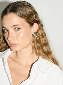 AiiRZ 预镀金方形纹理耳钉 - 金黃色 - 查看 1