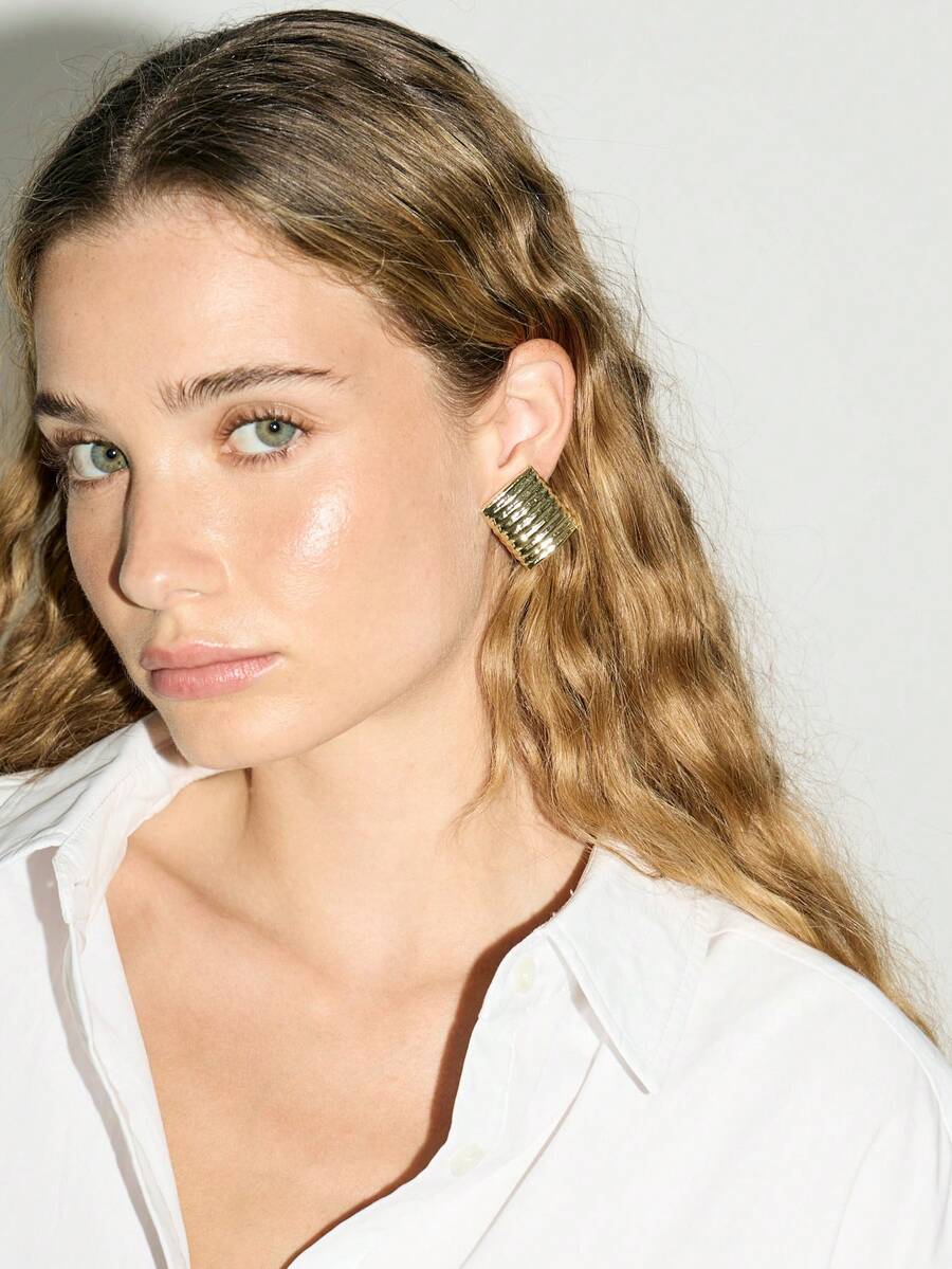 AiiRZ 预镀金方形纹理耳钉 - 金黃色 - 查看 1