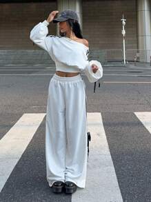 SHEIN EZwear 大码女士运动服套装，女士运动服，2 件套：蝴蝶结拼布带斜肩运动衫和阔腿裤，运动休闲装，女士秋冬装 - 黑與白 - 查看 4