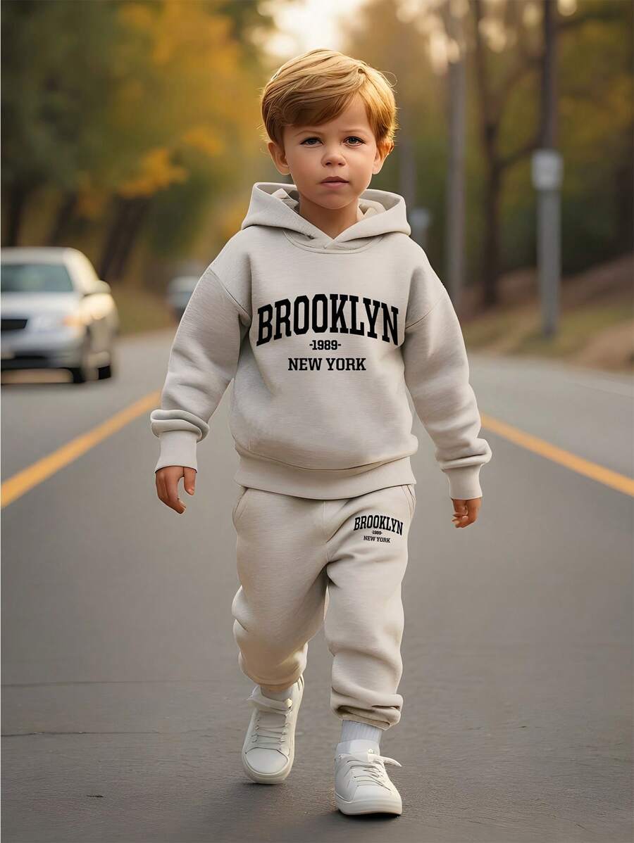 SHEIN 年轻男孩 2 件套休闲百搭运动学院标志连帽衫和裤子套装，适合秋冬季户外/街头/返校的衣服