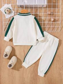 SHEIN Der Polokragen des Baby Jungen ist mit einem kontrastierenden Anzug mit Landmarkenmustern kombiniert, der und Komfort vereint und speziell für spielfreudige Babys entworfen wurde. Das Polokragen-Design verleiht dem Baby einen eleganten Gesamteindruck, während das Landmarkenmuster Spaß und Bildungselemente hinzufügt. Das Farbblockdesign macht den Anzug lebendiger und interessanter und macht ihn zur idealen Wahl für den täglichen Babystyle.