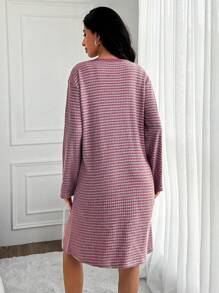 EURMUSE Nachthemd aus 100 % Baumwolle mit Buchstabe Grafik und Gingham-Print, Drop Shoulder - Violett - Übersicht 2