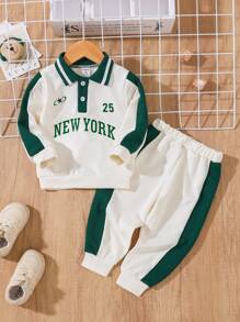 SHEIN Der Polokragen des Baby Jungen ist mit einem kontrastierenden Anzug mit Landmarkenmustern kombiniert, der und Komfort vereint und speziell für spielfreudige Babys entworfen wurde. Das Polokragen-Design verleiht dem Baby einen eleganten Gesamteindruck, während das Landmarkenmuster Spaß und Bildungselemente hinzufügt. Das Farbblockdesign macht den Anzug lebendiger und interessanter und macht ihn zur idealen Wahl für den täglichen Babystyle.