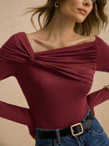 Poéselle Áo thun dài tay dáng ôm cổ bất đối xứng màu trơn đơn giản cho nữ - Màu Đỏ Sâu - Xem 3