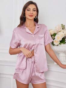 Moireta Conjunto de pijama feminino casual com blusa de manga curta e shorts, gola lapela e fechamento frontal com botões. Roupa aconchegante e elegante, ideal para outono e inverno.