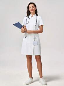 Scrubzie Vestido corto para enfermera de manga corta con cuello y doble bolsillo, sencillo para mujer - Blanco - Ver 3