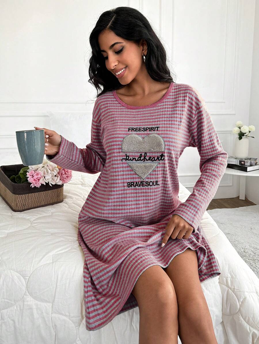 EURMUSE Nachthemd aus 100 % Baumwolle mit Buchstabe Grafik und Gingham-Print, Drop Shoulder - Violett - Übersicht 1