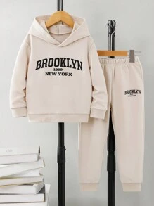 SHEIN 年轻男孩 2 件套休闲百搭运动学院标志连帽衫和裤子套装，适合秋冬季户外/街头/返校的衣服