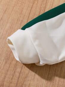 SHEIN Der Polokragen des Baby Jungen ist mit einem kontrastierenden Anzug mit Landmarkenmustern kombiniert, der und Komfort vereint und speziell für spielfreudige Babys entworfen wurde. Das Polokragen-Design verleiht dem Baby einen eleganten Gesamteindruck, während das Landmarkenmuster Spaß und Bildungselemente hinzufügt. Das Farbblockdesign macht den Anzug lebendiger und interessanter und macht ihn zur idealen Wahl für den täglichen Babystyle.