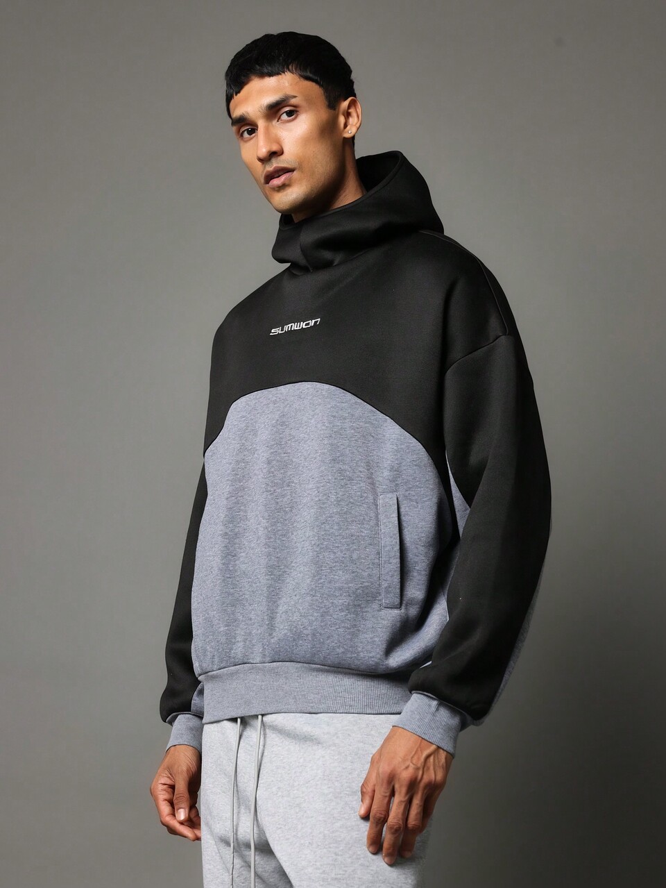 Streetwear-Hoodie mit Farbblock und Trichterhals