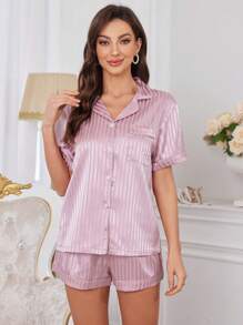 Moireta Conjunto de pijama feminino casual com blusa de manga curta e shorts, gola lapela e fechamento frontal com botões. Roupa aconchegante e elegante, ideal para outono e inverno.