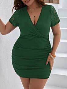 SHEIN Privé Plus Size Elegancka Kontrastowa Koronkowa Sukienka Z Dekoltem W Serek Marszczona Dopasowana, Lato