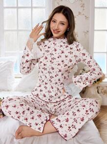 Conjunto de pijama de mujer con cuello alto, ajuste slim, mangas acampanadas, ribete de volantes y estampado floral disperso en contraste de colores