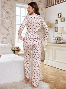 Conjunto de pijama de mujer con cuello alto, ajuste slim, mangas acampanadas, ribete de volantes y estampado floral disperso en contraste de colores