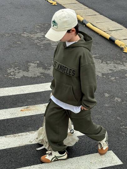 SHEIN Bộ 2 quần dài thể thao in chữ Hàn Quốc đơn giản thoải mái cho bé trai tuổi teen và quần jogger màu trơn, thích hợp mặc đi học, đi chơi, đi biển, sinh nhật vào mùa xuân, hè, thu, đông
