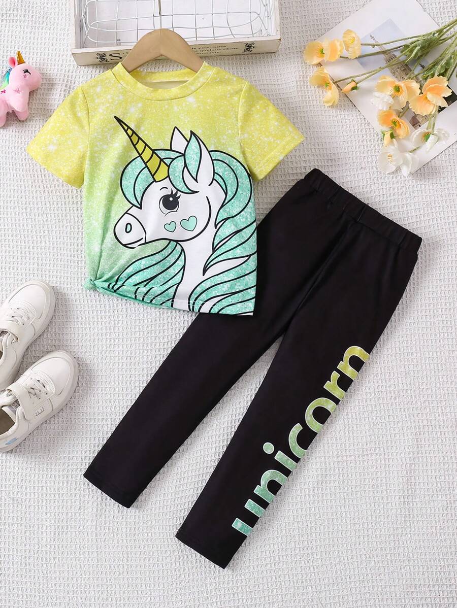 SHEIN Set de 2 piezas para niñas (talla pequeña) con parte superior de manga corta con cuello redondo y estampado de dibujos animados, y pantalones largos informales