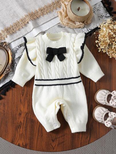 SHEIN Set moda bimba in maglia, elegante in bianco con tessuto lavorato, il contrasto di colore nero aggiunge sofisticatezza, il design arricciato aggiunge dolcezza, il decoro con fiocco 3D aggiunge lusso. Adatto per neonati che strisciamo, tessuto morbido e caldo per la pelle del bambino. Adatto per l'uso quotidiano e per feste, uno splendido aspetto che mette in risalto la graziosa e raffinata bambina.