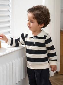 SHEIN Playful Pals 男宝宝POLO领黑白宽条纹上衣，经典时尚的条纹设计和舒适的面料给宝宝提供了极佳的穿着体验，POLO领的设计增添了一丝优雅感，也非常适合日常穿着。
