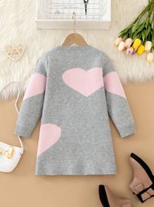 女孩灰色对比粉色心形针织毛衣裙，采用优质针织纱制成，柔软舒适，不会刺激娇嫩的皮肤，简约而时尚的 A 字形轮廓设计，彰显孩子的独特魅力，适合幼儿园、小学、家庭聚会、万圣节、新年、感恩节、圣诞节、复活节、国庆节、派对、除夕