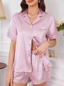 Moireta Conjunto de pijama feminino casual com blusa de manga curta e shorts, gola lapela e fechamento frontal com botões. Roupa aconchegante e elegante, ideal para outono e inverno.