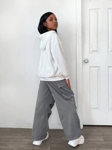 SHEIN Conjunto casual de 2 piezas para niña preadolescente con sudadera con capucha estampada con letras y bolsillos, y pantalones de ajuste relajado - Gris Oscuro - Ver 2