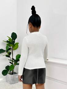 طقم لباس علوي محبوك بأكمام طويلة وتنورة قصيرة من الجلد الصناعي من توين جيرل نوفا شوب - أبيض وأسود - مشاهدة 4