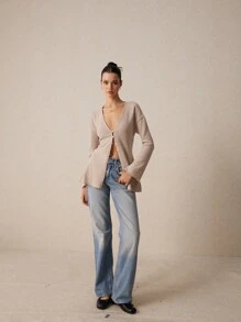 Poéselle 仿珍珠前扣 V 领腰线“新外观”喇叭袖开衫，春秋装，秋季服装，女装，休闲女装，杏色女装，纯色，纽扣，卡其色 24 FW - 杏色 - 查看 4