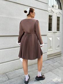 Flirla 方领长袖褶皱拼接中长连衣裙，时尚简约设计，腰部贴合，高端气质