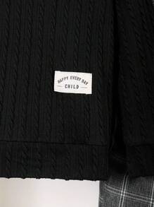 SHEIN 两件套小男孩休闲装，包含黑色罗纹针织毛衣和格子裤，搭配白色运动鞋，可爱又时尚！经典黑色上衣增添了深度和活力。搭配时尚的灰色格子裤，整体造型休闲又不失精致。搭配白色运动鞋，轻松打造活泼活力的造型，让孩子在快乐中展现独特的个性！ - 黑色 - 查看 5