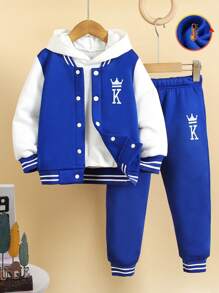 SHEIN Bộ trang phục thường ngày 2 món cho bé trai: Áo len xanh có tay áo trắng và họa tiết vương miện chữ K, kết hợp với quần nỉ in họa tiết phù hợp, lót nhiệt, cổ áo/tay áo/viền áo có gân, eo chun, thích hợp mặc vào mùa thu/đông, trang phục thường ngày, thể thao, đi học, du lịch - Màu xanh lam - Xem 1